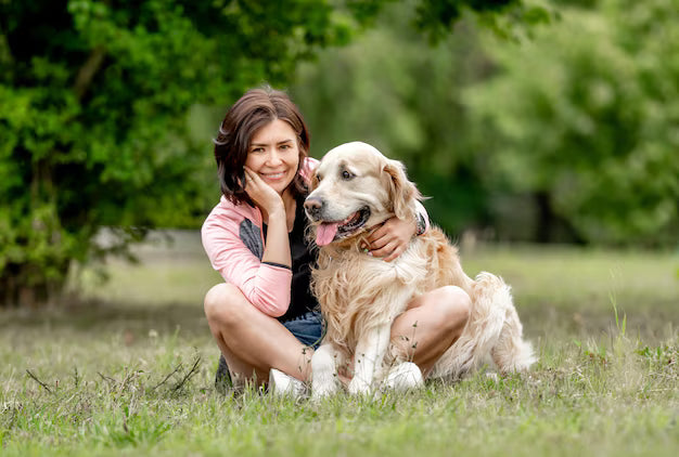 files/chica-guapa-perro-golden-retriever-sentado-naturaleza-hermosa-mujer-joven-abrazando-mascota-pura-raza_156881-11397.avif